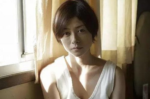 从“吃瓜”表情包到娱乐圈谣言：网络文化的两面镜像