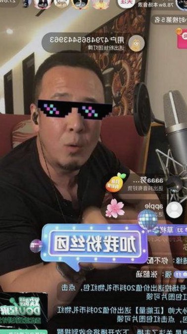 明星爱情背后的甜蜜与纷争：情人节那些不为人知的瞬间